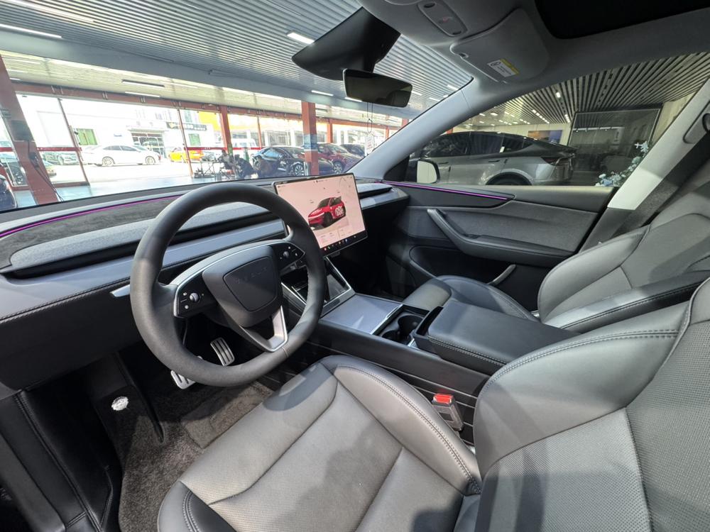 Tesla Model Y 2025 #12 Tesla Model Y 2025 car image #12