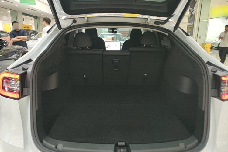 Tesla Model Y 2024 immagine di auto #19