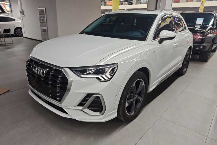 Audi Q3 2023 car image #2