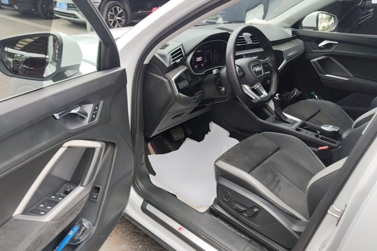 Audi Q3 2020 car image #16