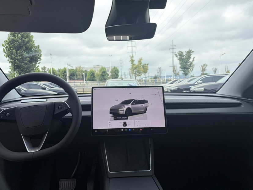 Tesla Model Y 2025 #5 Tesla Model Y 2025 car image #5