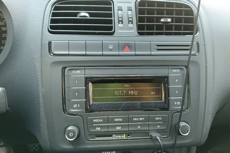 Volkswagen Polo 2016 car image #17