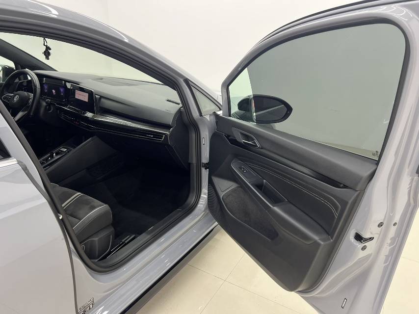 Volkswagen Golf 2023 car image #10