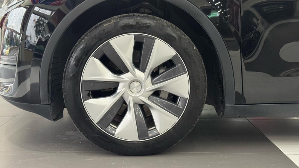 Tesla Model Y 2023 car image #11