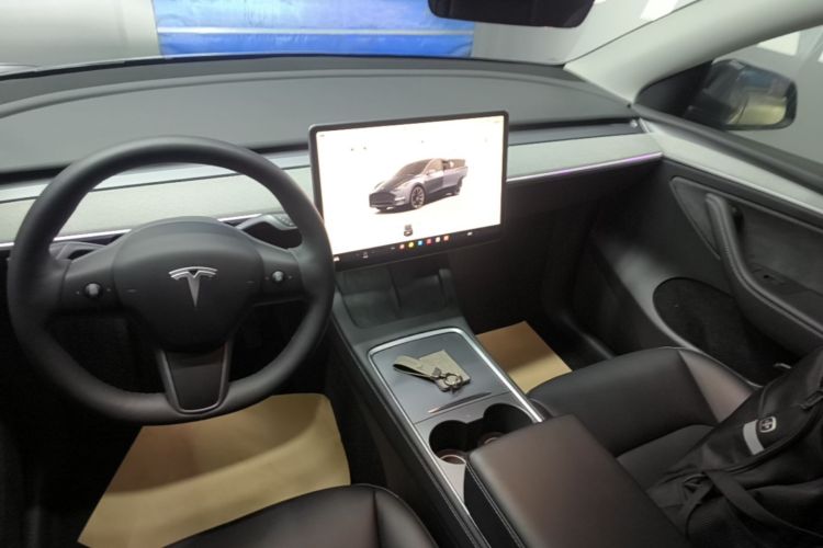 Tesla Model Y 2024 immagine di auto #13