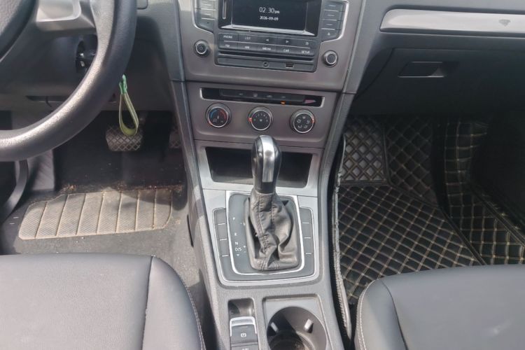 Volkswagen Golf 2017 car image #14