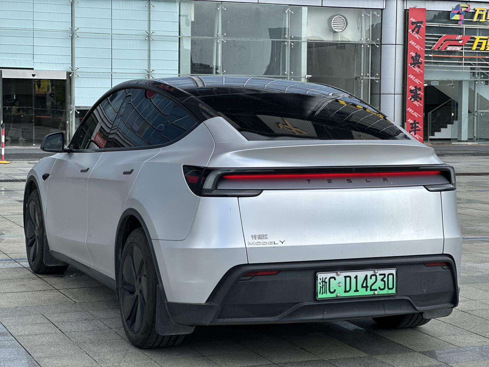 Tesla Model Y 2025 car image #8