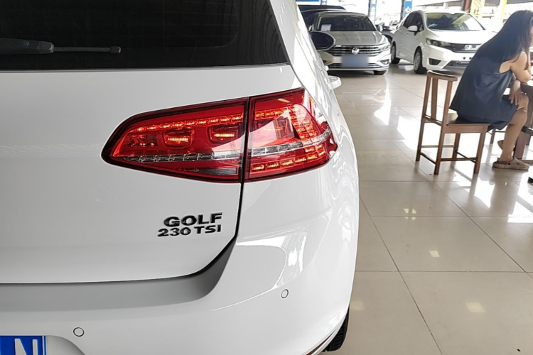 Volkswagen Golf 2017 car image #8