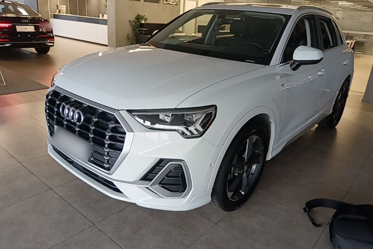 Audi Q3 2021 car image #2