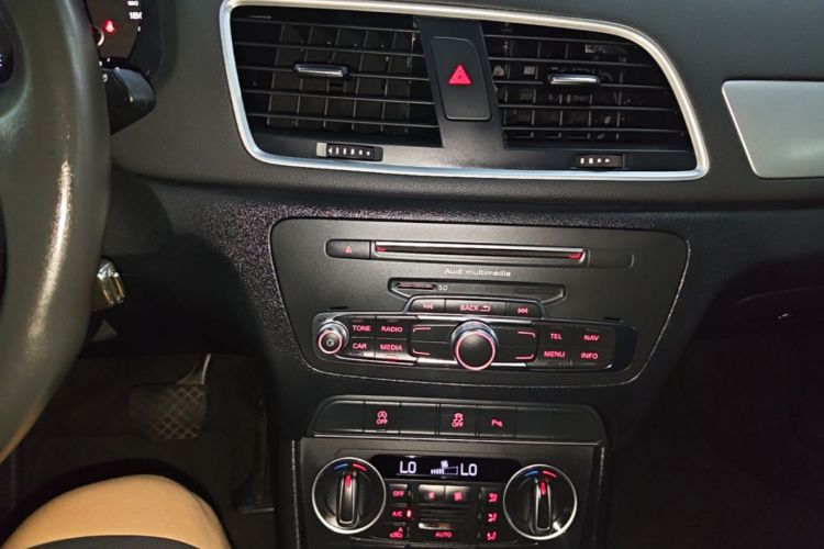 Audi Q3 2018 car image #17