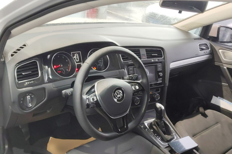 Volkswagen Golf 2018 car image #10