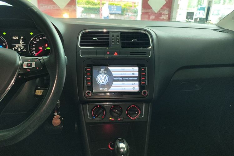 Volkswagen Polo 2016 car image #13