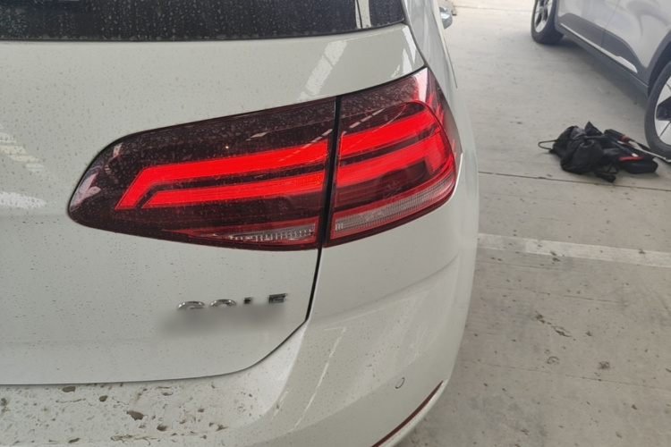 Volkswagen Golf 2018 car image #8