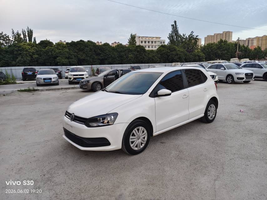 Volkswagen Polo 2015 Volkswagen Polo 2015 car image