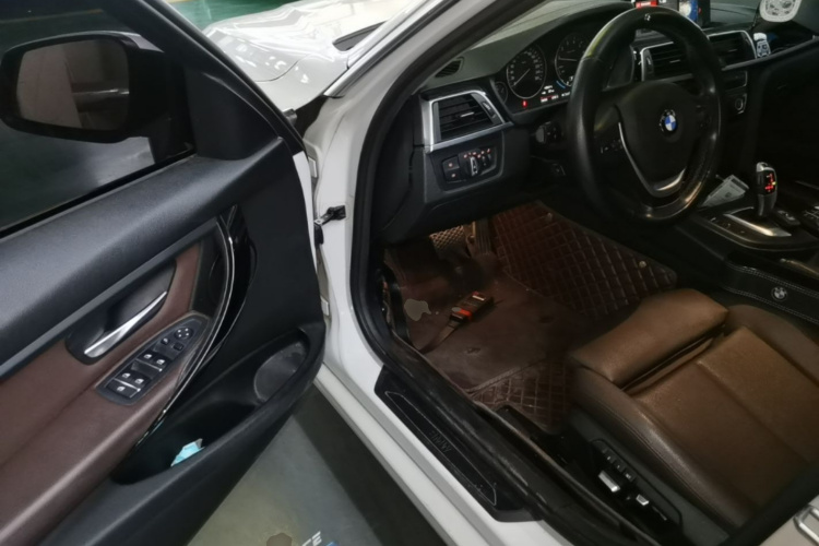 BMW 3 Series 2019 car image #16