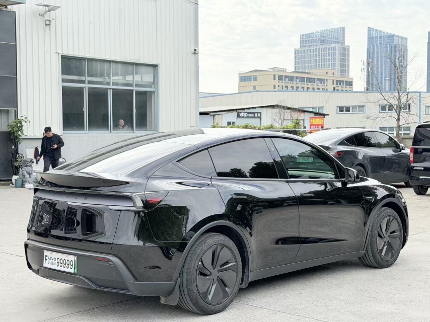 Tesla Model Y 2026 #9 Tesla Model Y 2026 car image #9