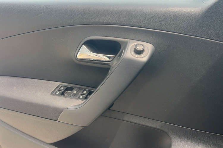 Volkswagen Polo 2016 car image #24