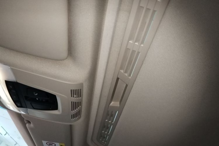 BMW 3 Series 2019 car image #18