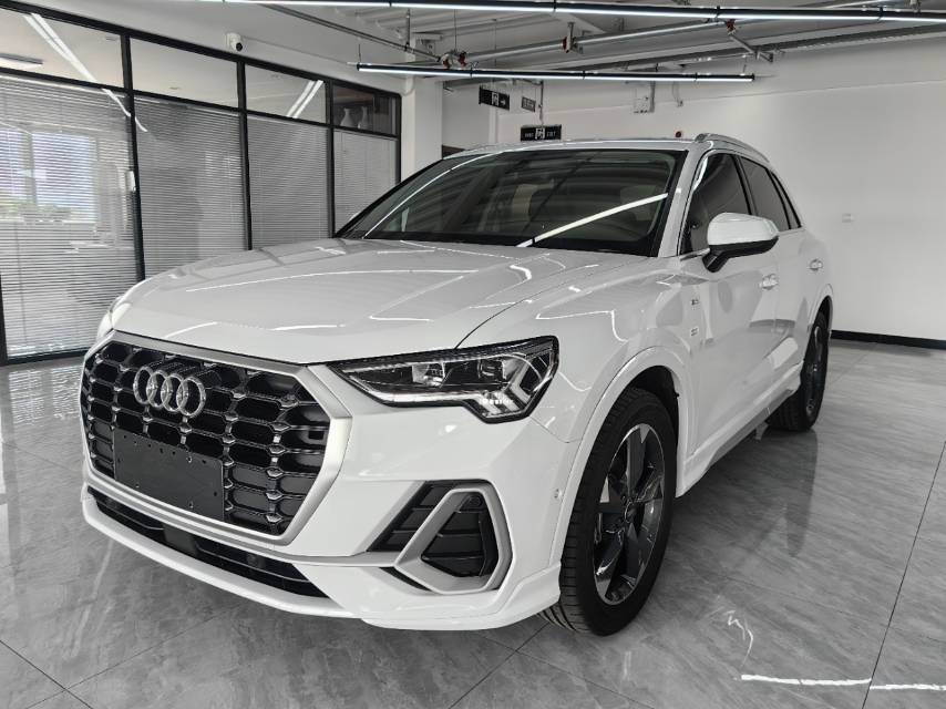 Audi Q3 2023 car image #2