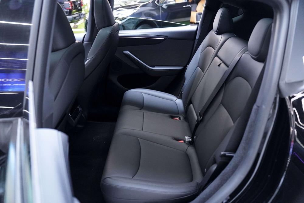 Tesla Model Y 2026 immagine di auto #9