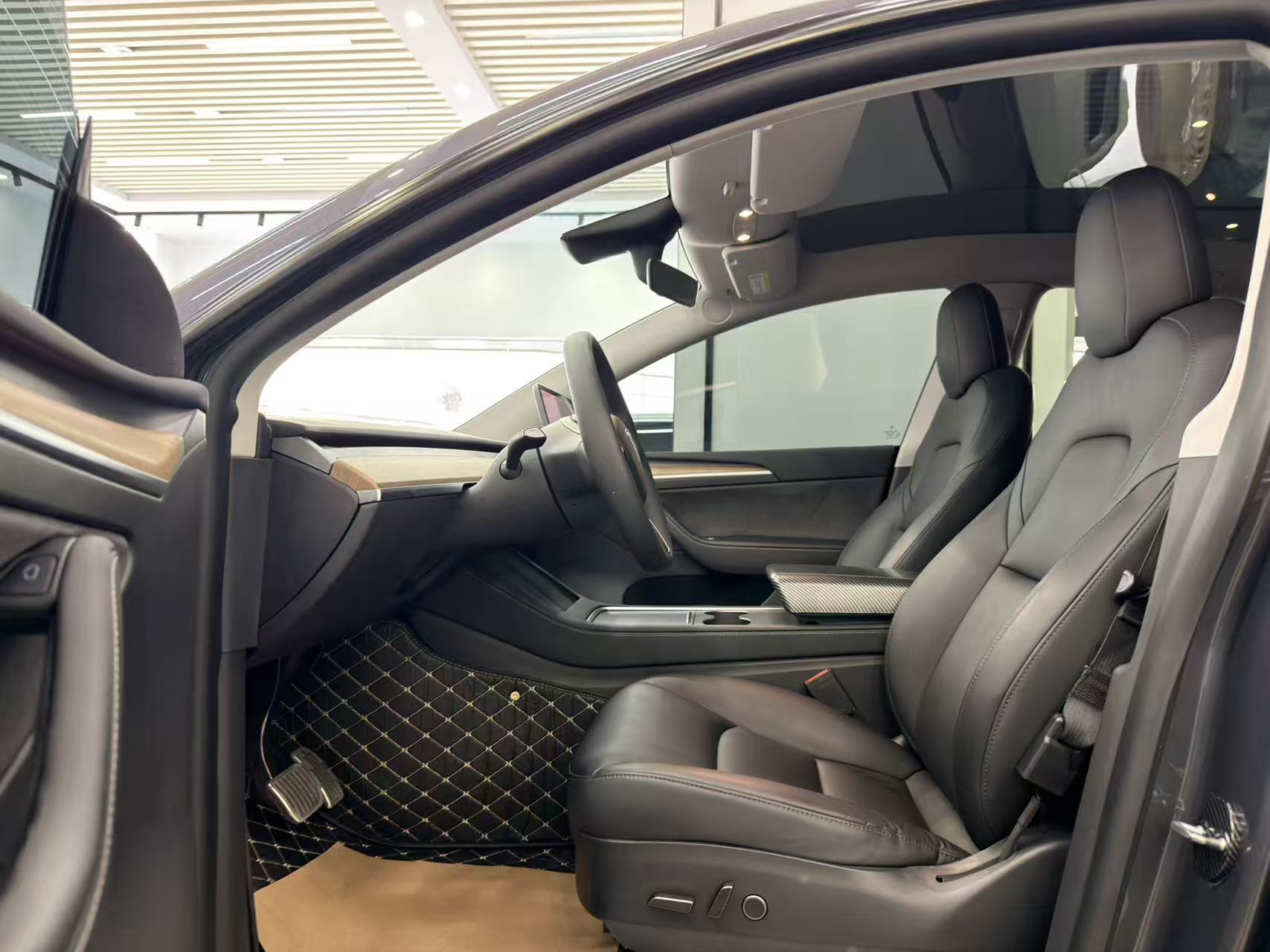 Tesla Model Y 2021 car image #8