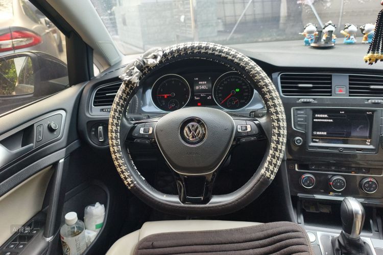Volkswagen Golf 2017 car image #12