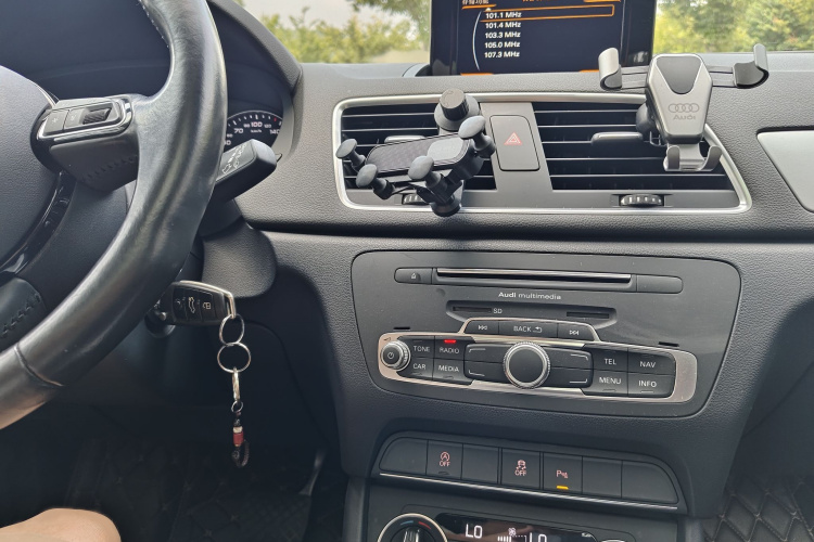 Audi Q3 2018 car image #22