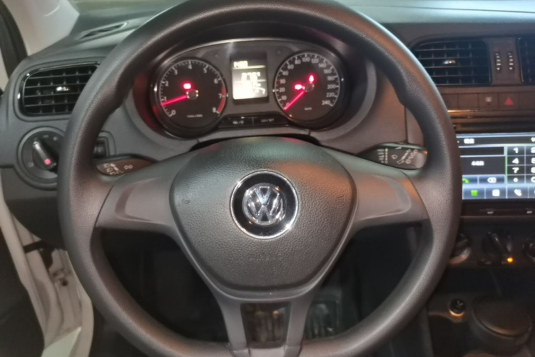 Volkswagen Polo 2015 car image #11