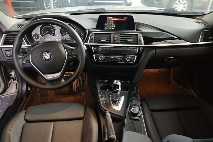 BMW 3 Series 2018 immagine di auto #10