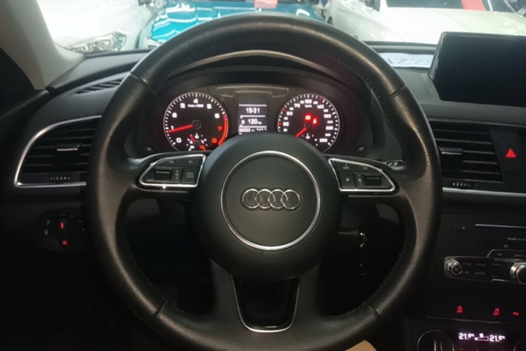 Audi Q3 2017 car image #11