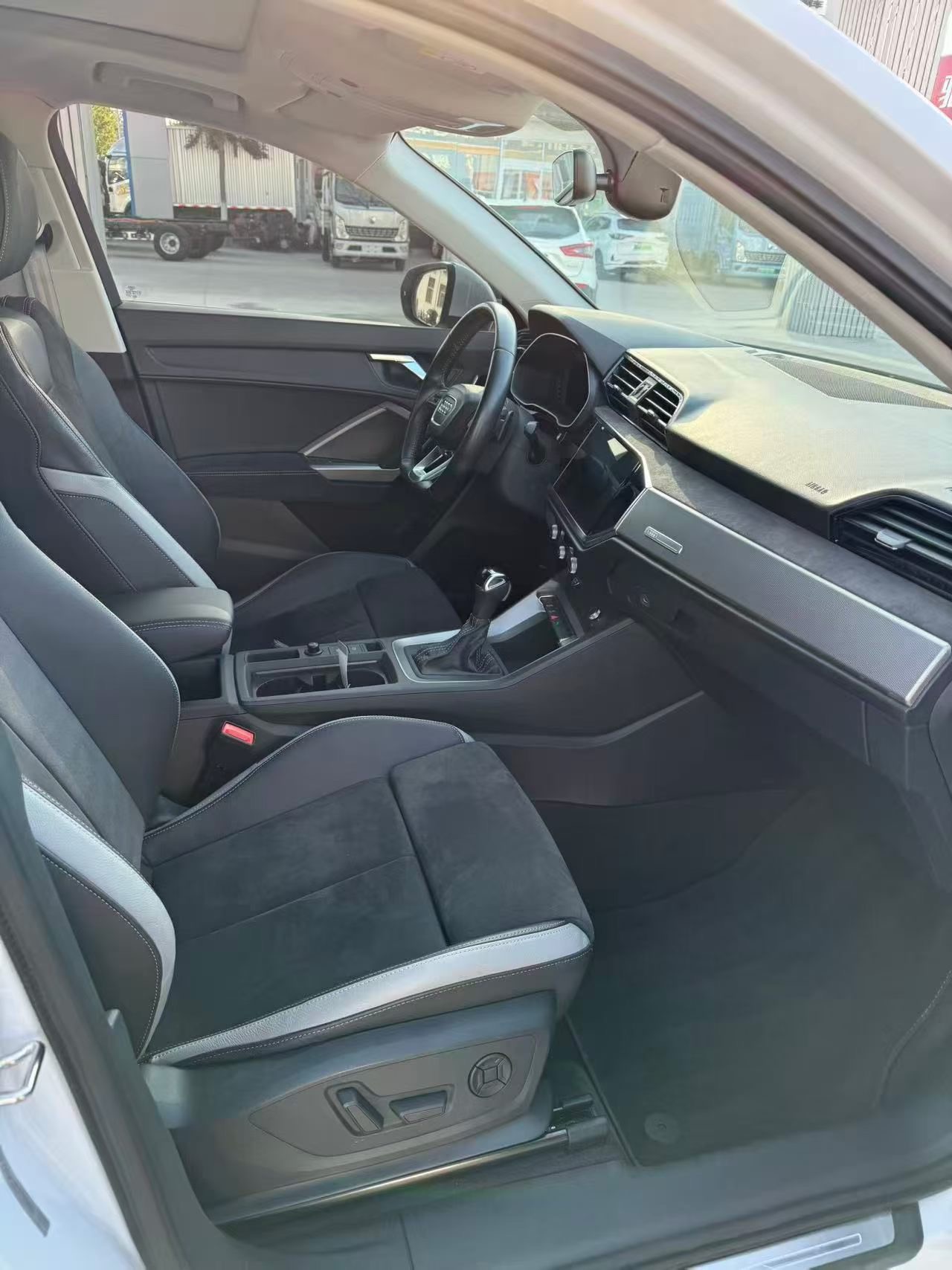 Audi Q3 2020 car image #8