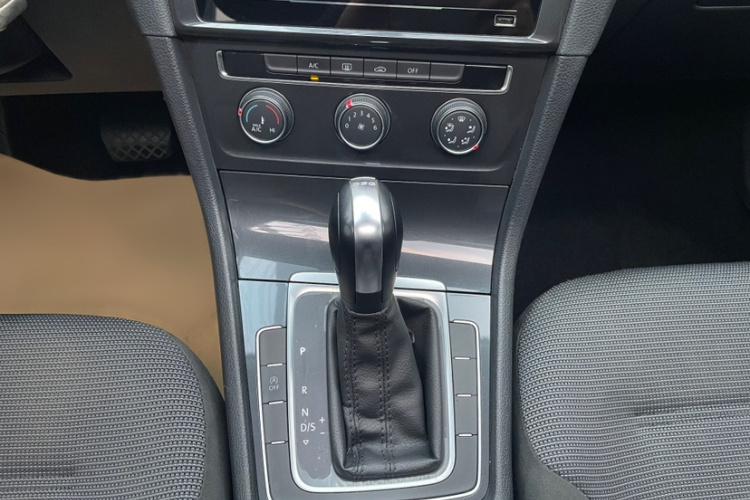 Volkswagen Golf 2019 car image #14