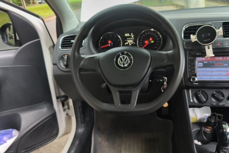 Volkswagen Polo 2015 car image #11