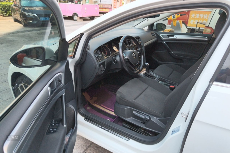 Volkswagen Golf 2020 car image #18