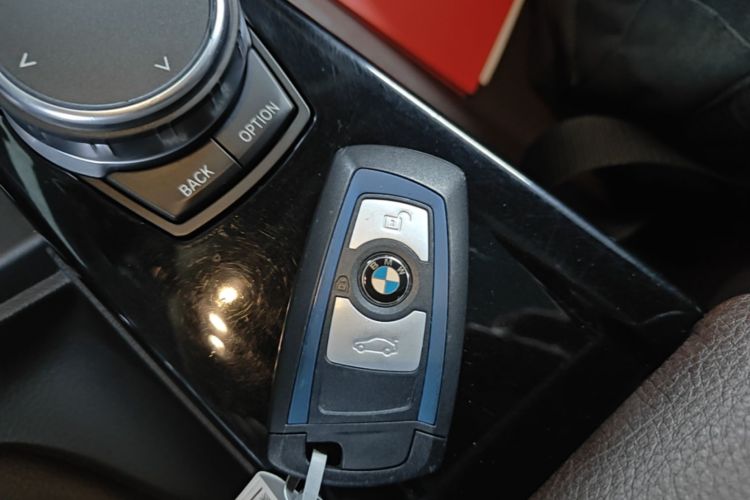 BMW 3 Series 2019 car image #14