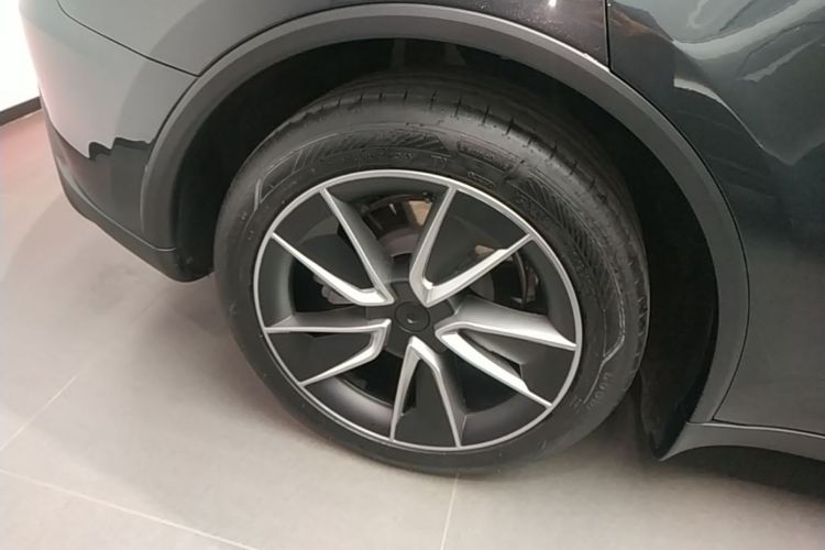 Tesla Model Y 2025 immagine di auto #10