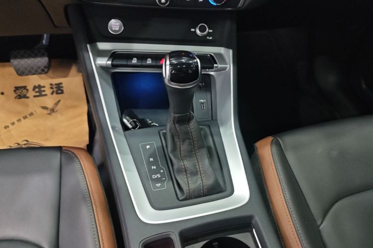 Audi Q3 2019 car image #18