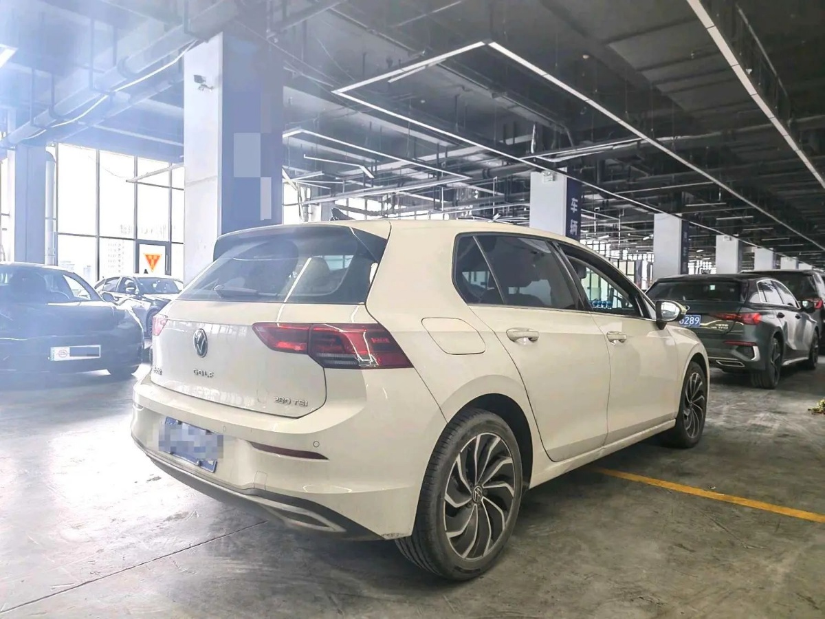 Volkswagen Golf 2024 car image #2