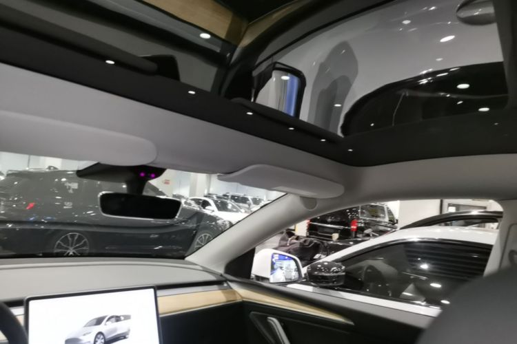 Tesla Model Y 2022 car image #18