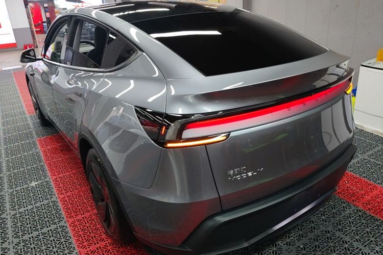 Tesla Model Y 2025 #5 Tesla Model Y 2025 car image #5