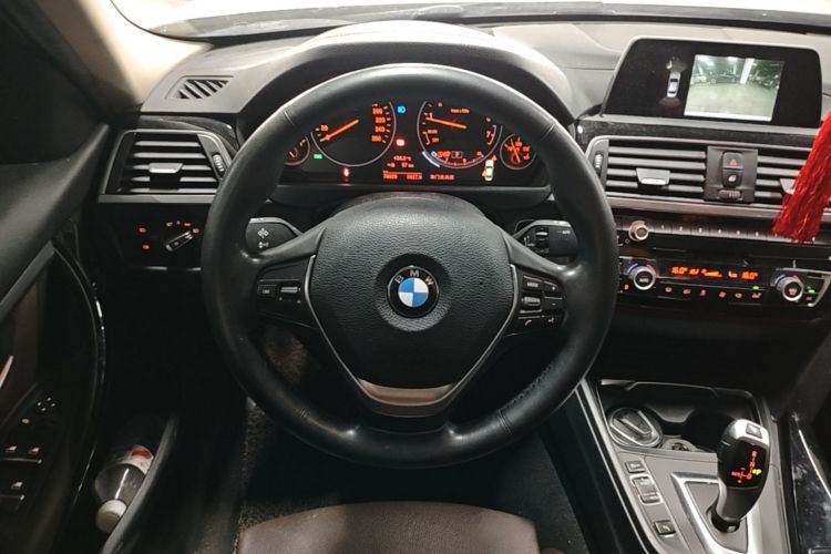 BMW 3 Series 2018 car image #11