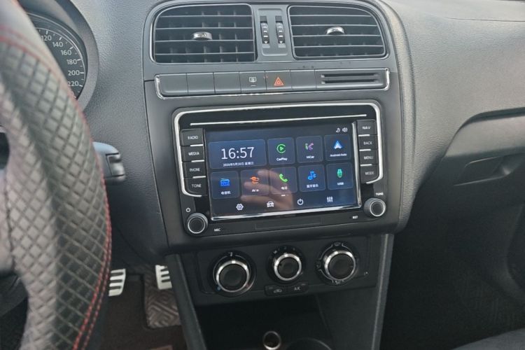 Volkswagen Polo 2015 car image #13