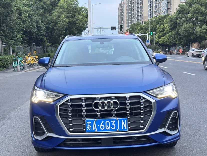 Audi Q3 2020 car image #2
