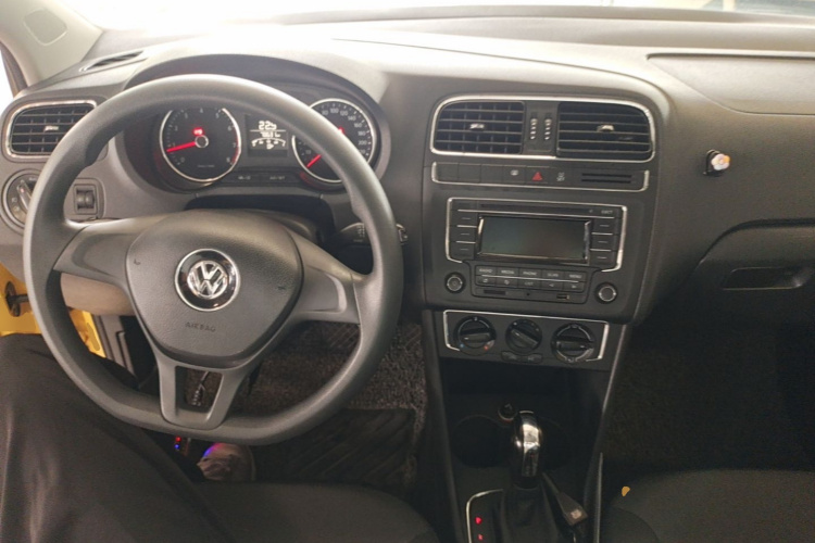 Volkswagen Polo 2014 car image #10