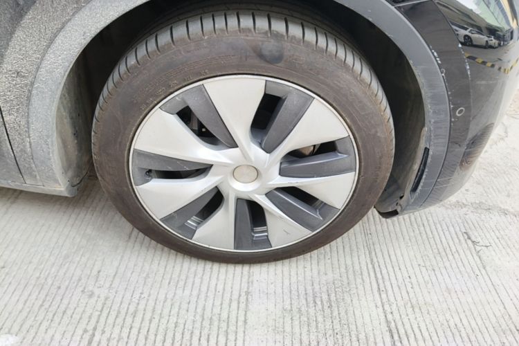 Tesla Model Y 2023 immagine di auto #9