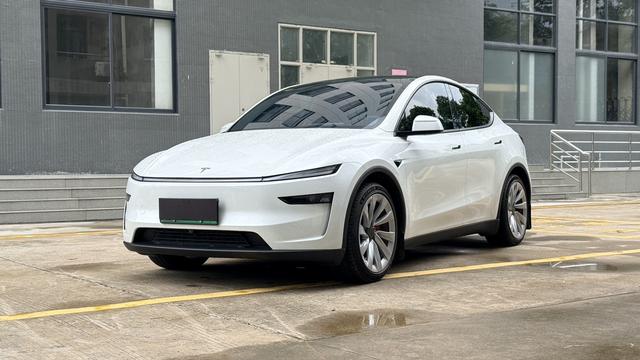 Tesla Model Y 2025 #10 Tesla Model Y 2025 immagine di auto #10
