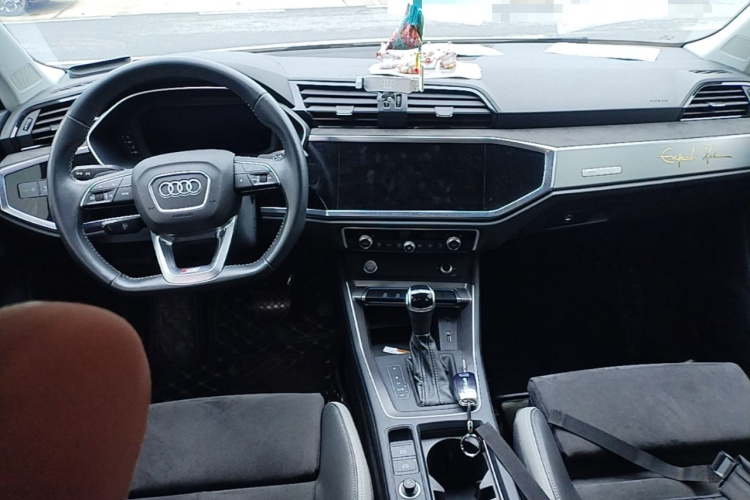 Audi Q3 2020 car image #10