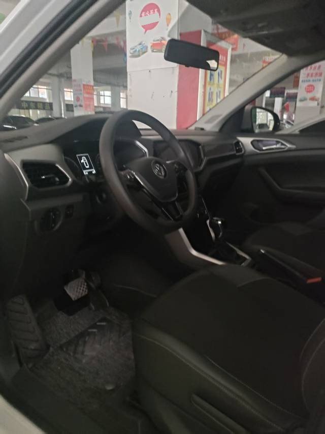 Volkswagen T-Cross 2019 car image #2
