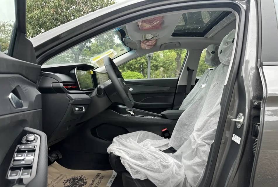 GEELY Binray 2026 car image #9