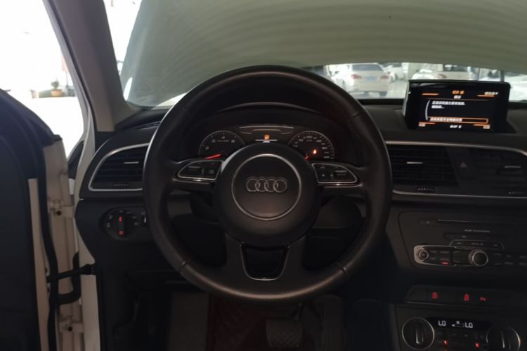Audi Q3 2018 car image #11